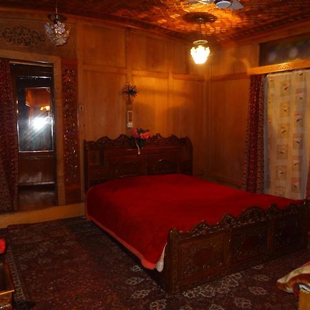 Houseboat Moon Of Kashmir Srīnagar Quarto foto