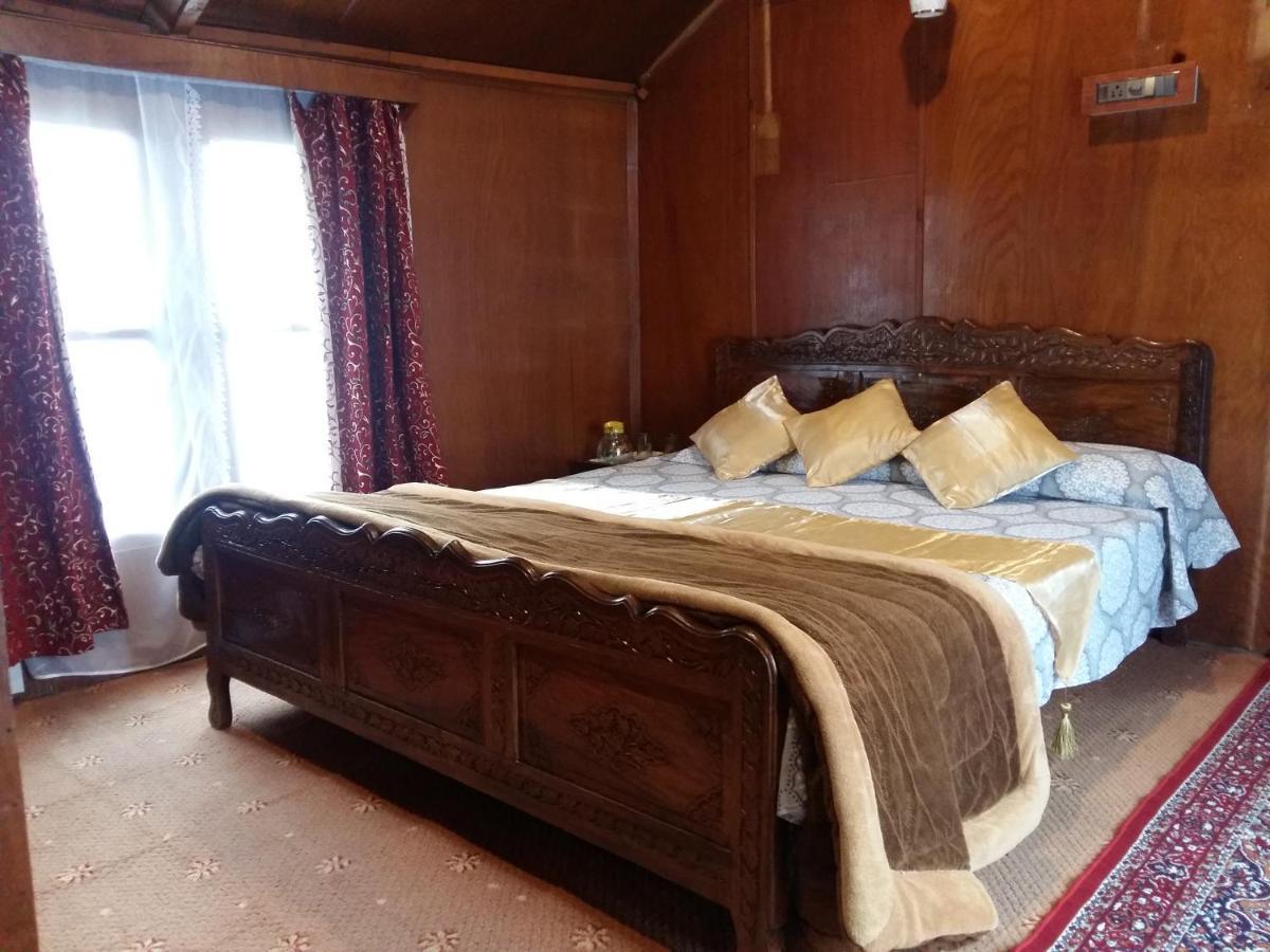 Houseboat Moon Of Kashmir Srīnagar Exterior foto