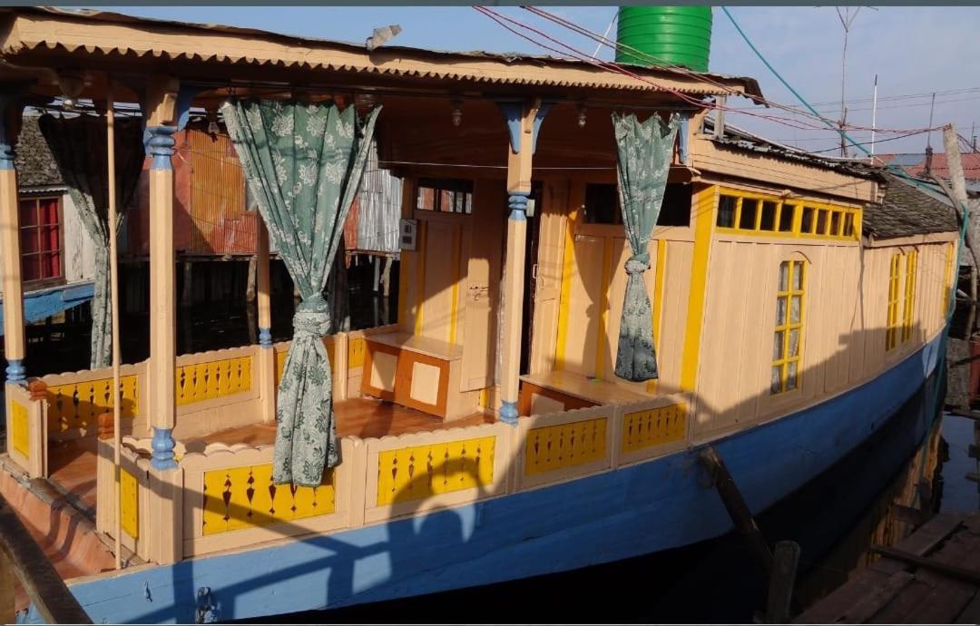 Houseboat Moon Of Kashmir Srīnagar Exterior foto