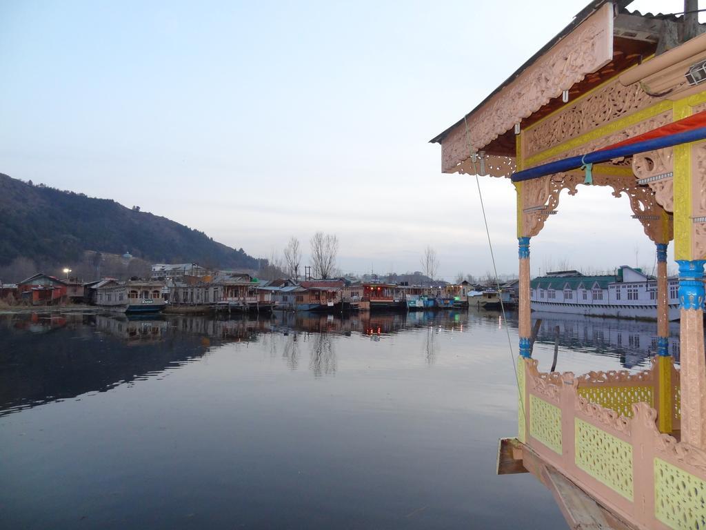 Houseboat Moon Of Kashmir Srīnagar Exterior foto