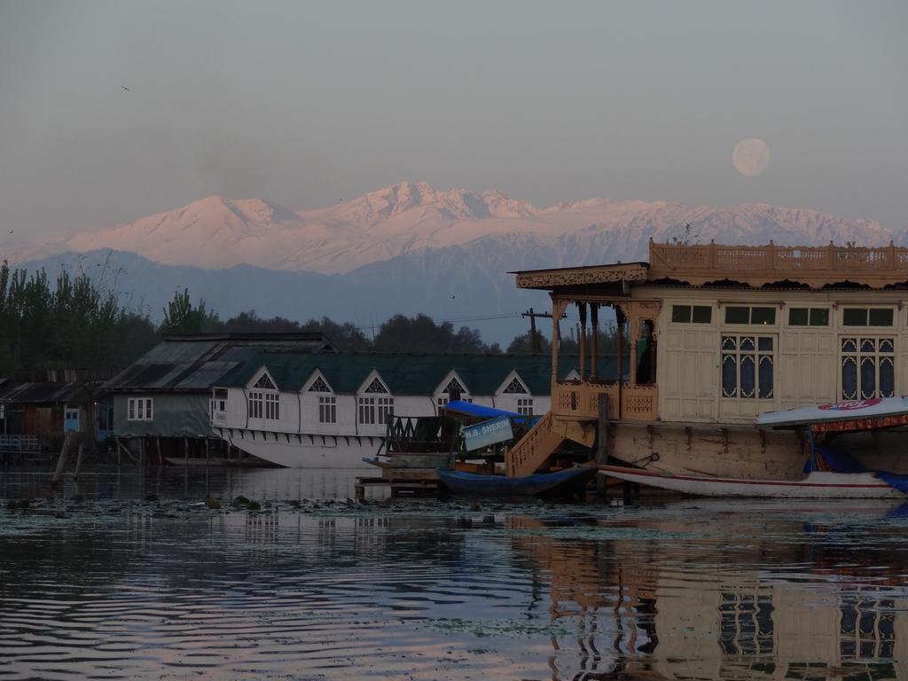 Houseboat Moon Of Kashmir Srīnagar Exterior foto