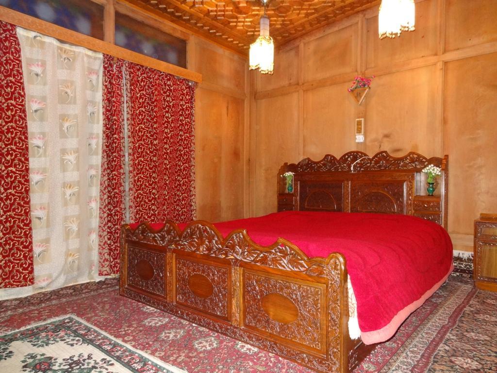 Houseboat Moon Of Kashmir Srīnagar Quarto foto