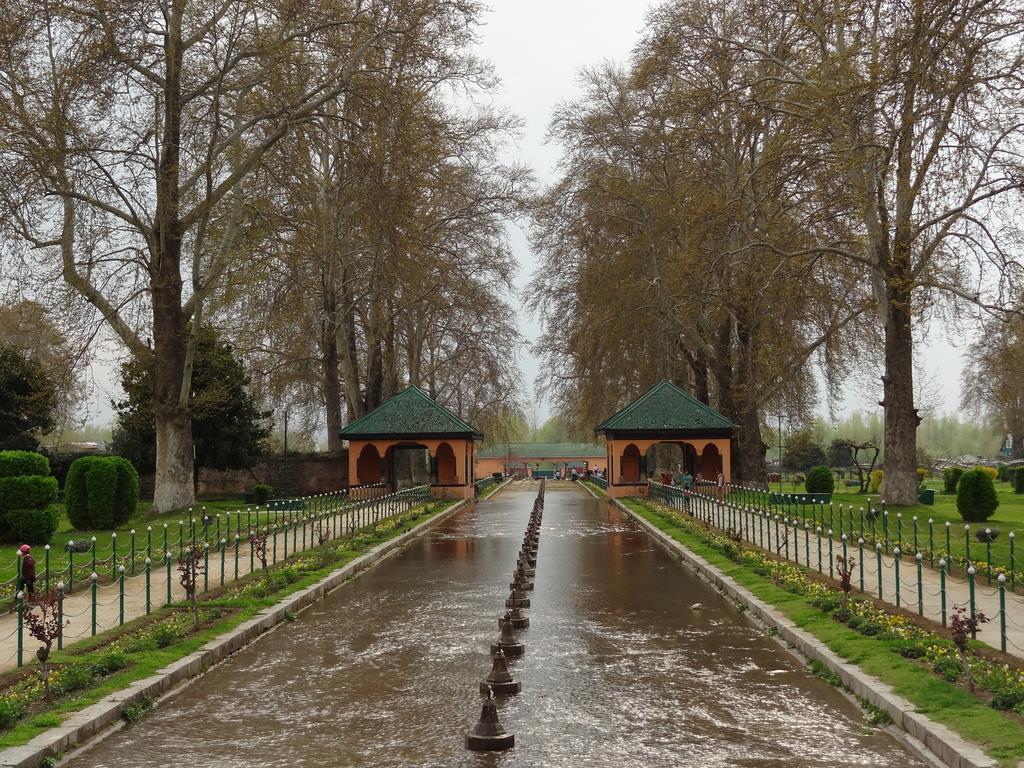 Houseboat Moon Of Kashmir Srīnagar Exterior foto